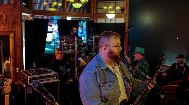 Kinda Mad playing a live set